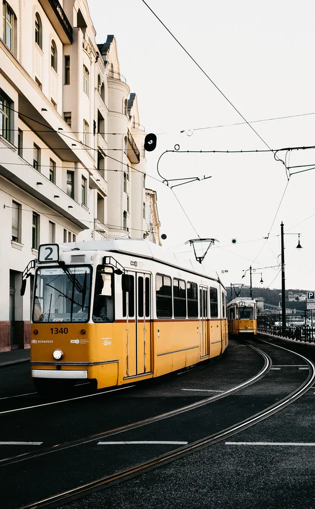 Kollane tramm kurvis trammirööbastel